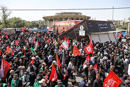 تشییع پیکر رهبر شهید انقلاب با حضور گسترده مردم برگزار شد