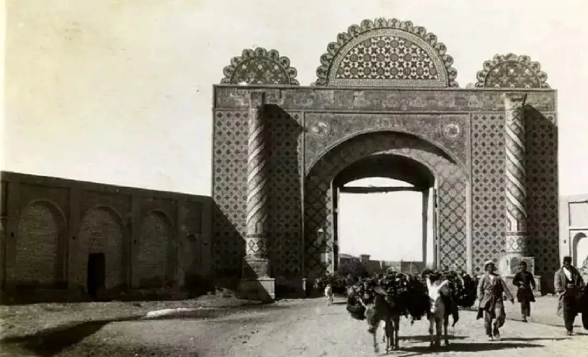 تصویری از تخریب دروازه یوسف‌آباد در سال 1312