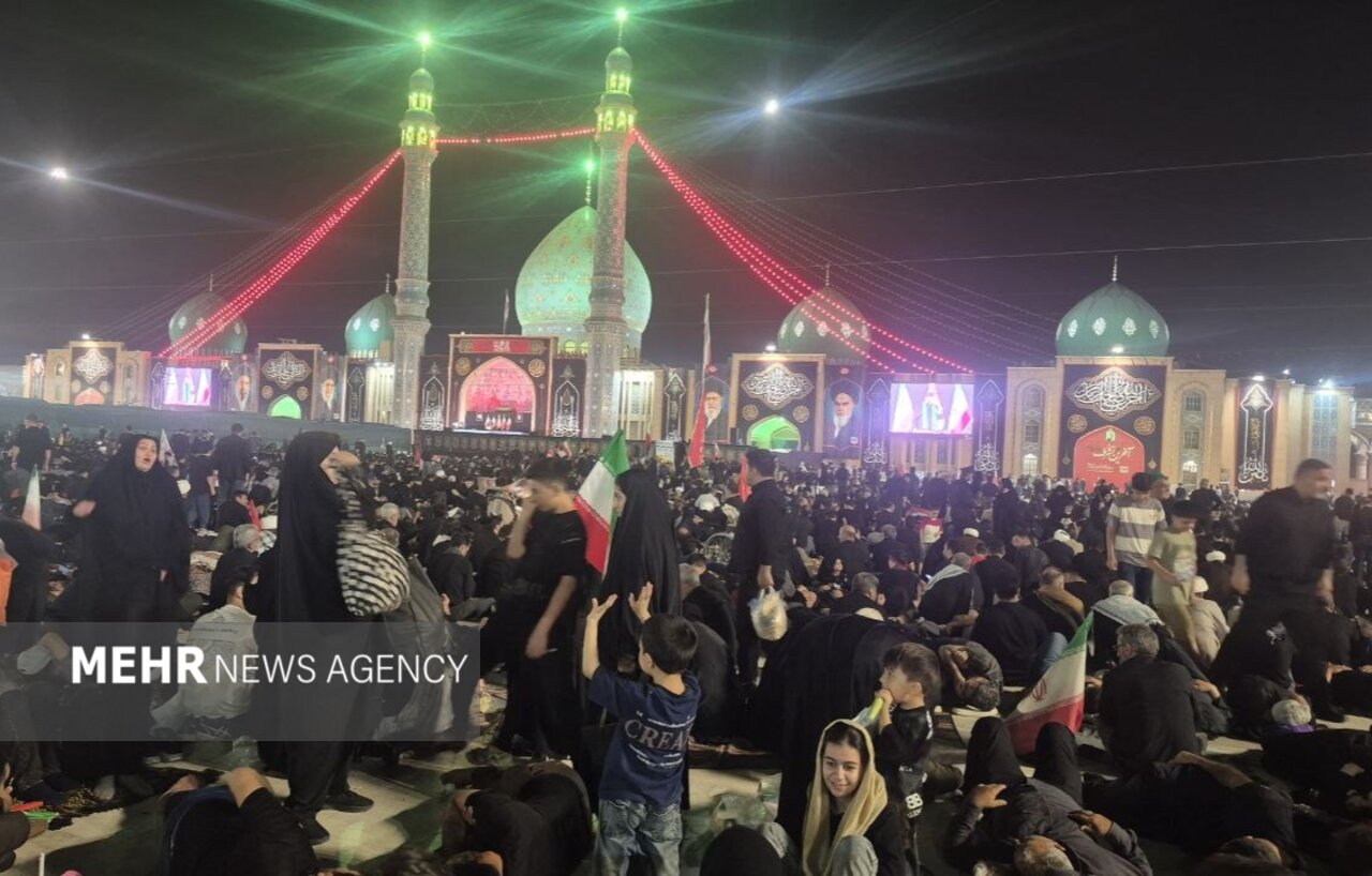 جمعیت انبوه در مسجد جمکران؛ تنها 5 ساعت تا تشییع امام شهید امت