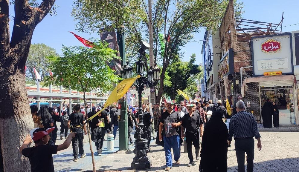 خانواده شهدا در فرودگاه مشهد منتظر استقبال از رهبر شهید هستند
