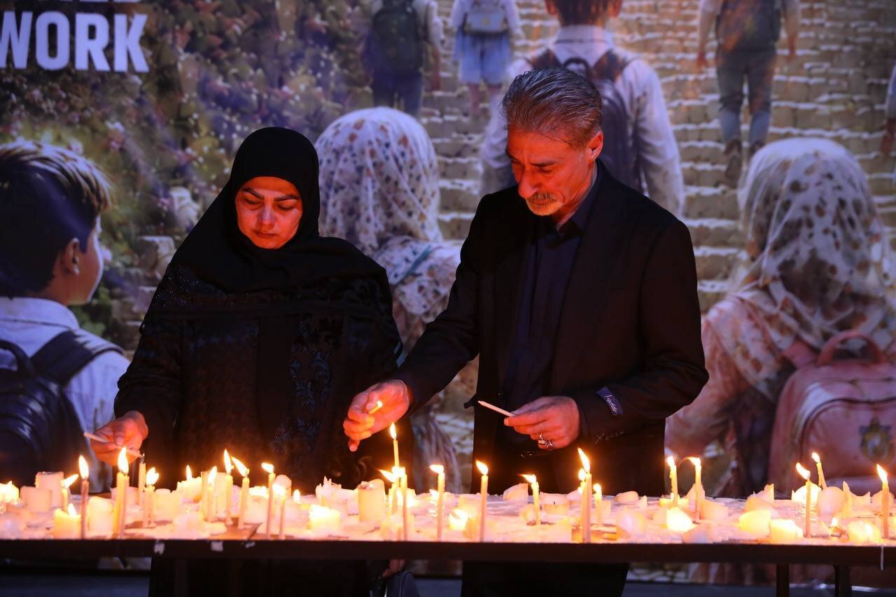 خانواده ماکان نصیری در اختتامیه «مشق ناتمام» در تهران حضور یافتند