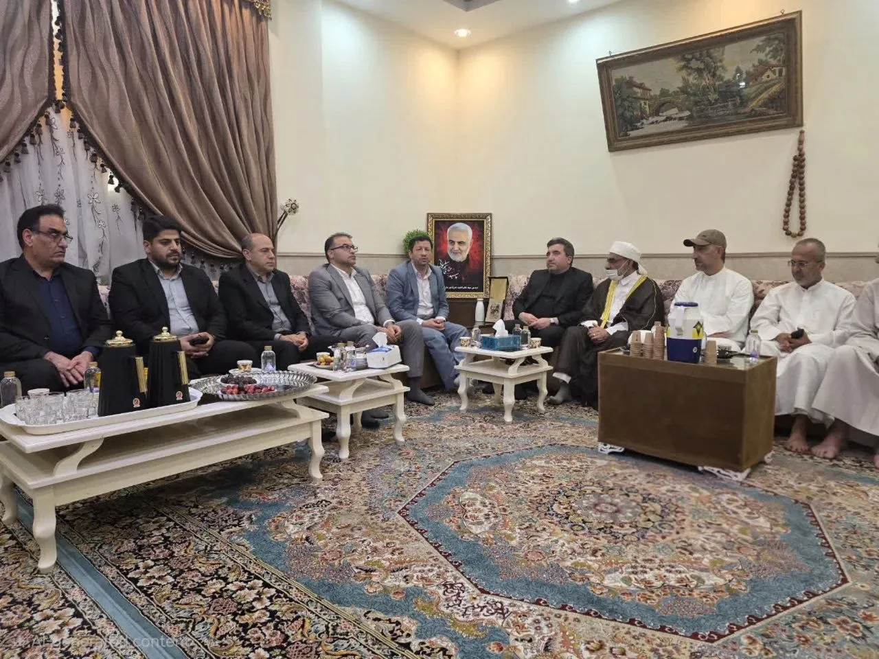 رئیس سازمان ثبت اسناد و املاک کشور با خانواده «احمد عبدالله‌زاده» شهید مدافع امنیت دیدار کرد