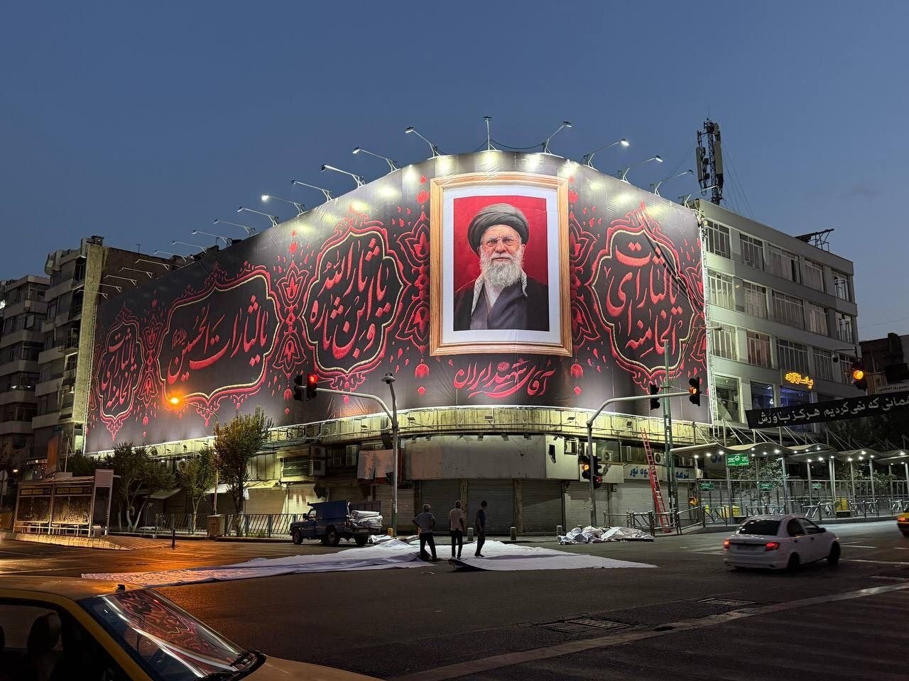 رونمایی از دیوارنگاره «آقای شهید ایران» در خیابان جمهوری