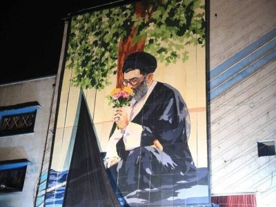 رونمایی از هم‌نگاره «وقت بوییدن گل» در مقابل سینما سپیده