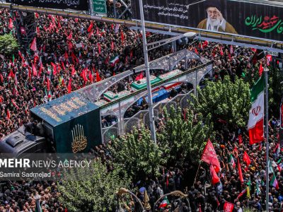 زائران تشییع پیکر آقای شهید ایران در مترو گلشهر کرج