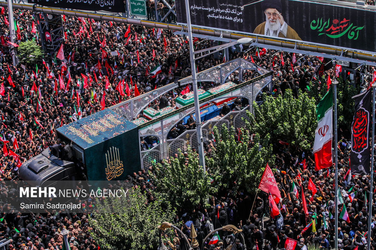 زائران تشییع پیکر آقای شهید ایران در مترو گلشهر کرج