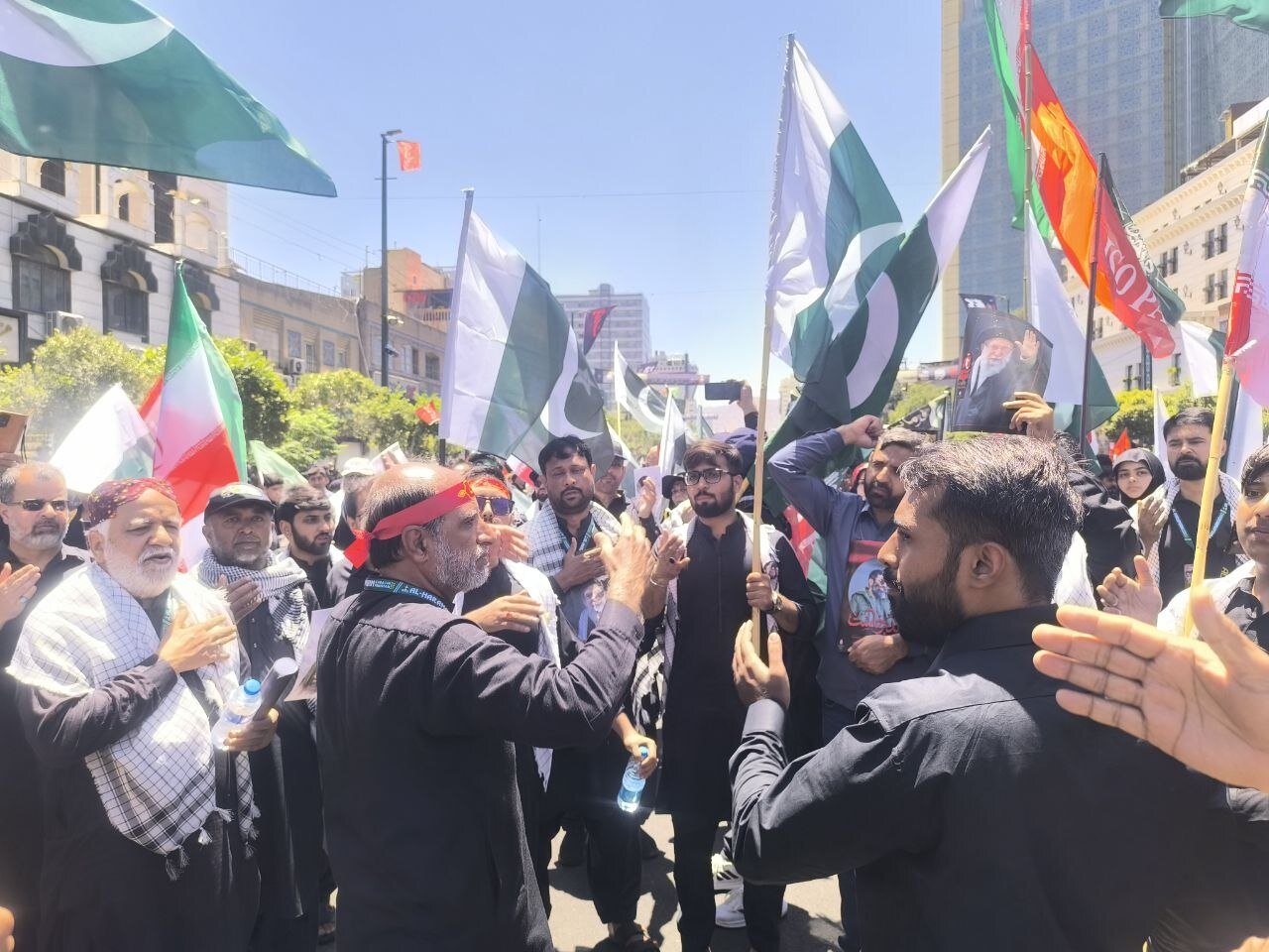 زائران پاکستانی در مراسم تشییع رهبر شهید در مشهد