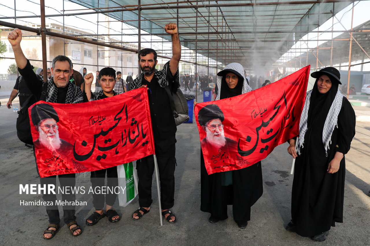 زائرانی که در مرز مهران جای رهبر شهید در مسیر اربعین هستند