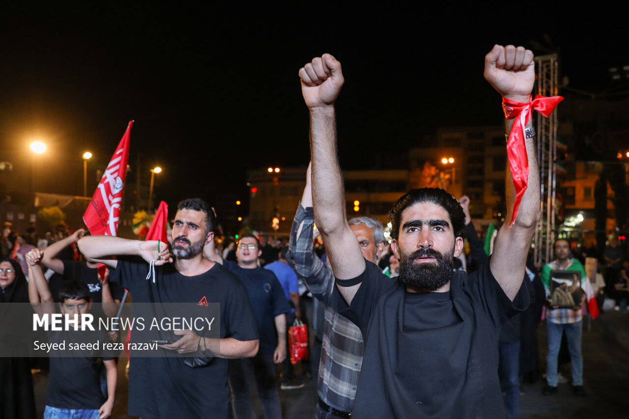 زاهدانی‌ها در شب ۱۳۲ به یاد قائد امت تجمع کردند