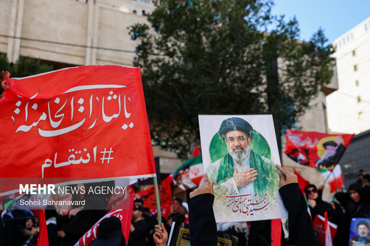 شعار لبیک سید مجتبی در حرم امام رضا طنین‌انداز شد