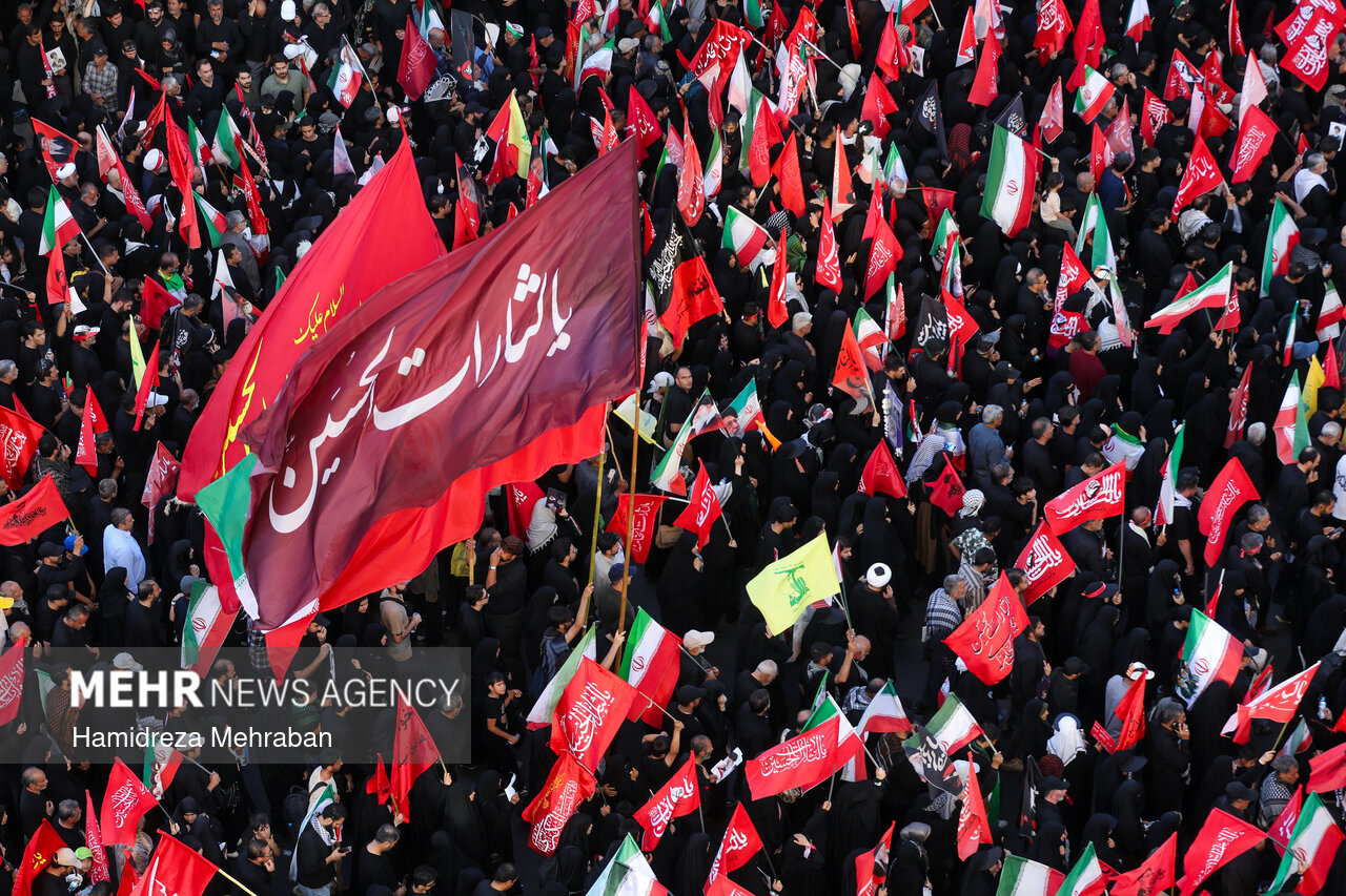 عزاداری زائران در حرم مطهر رضوی