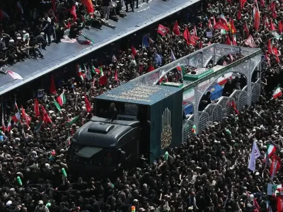 مراسم تشییع پیکر رهبر شهید در میدان آزادی تهران به روایت تصویر