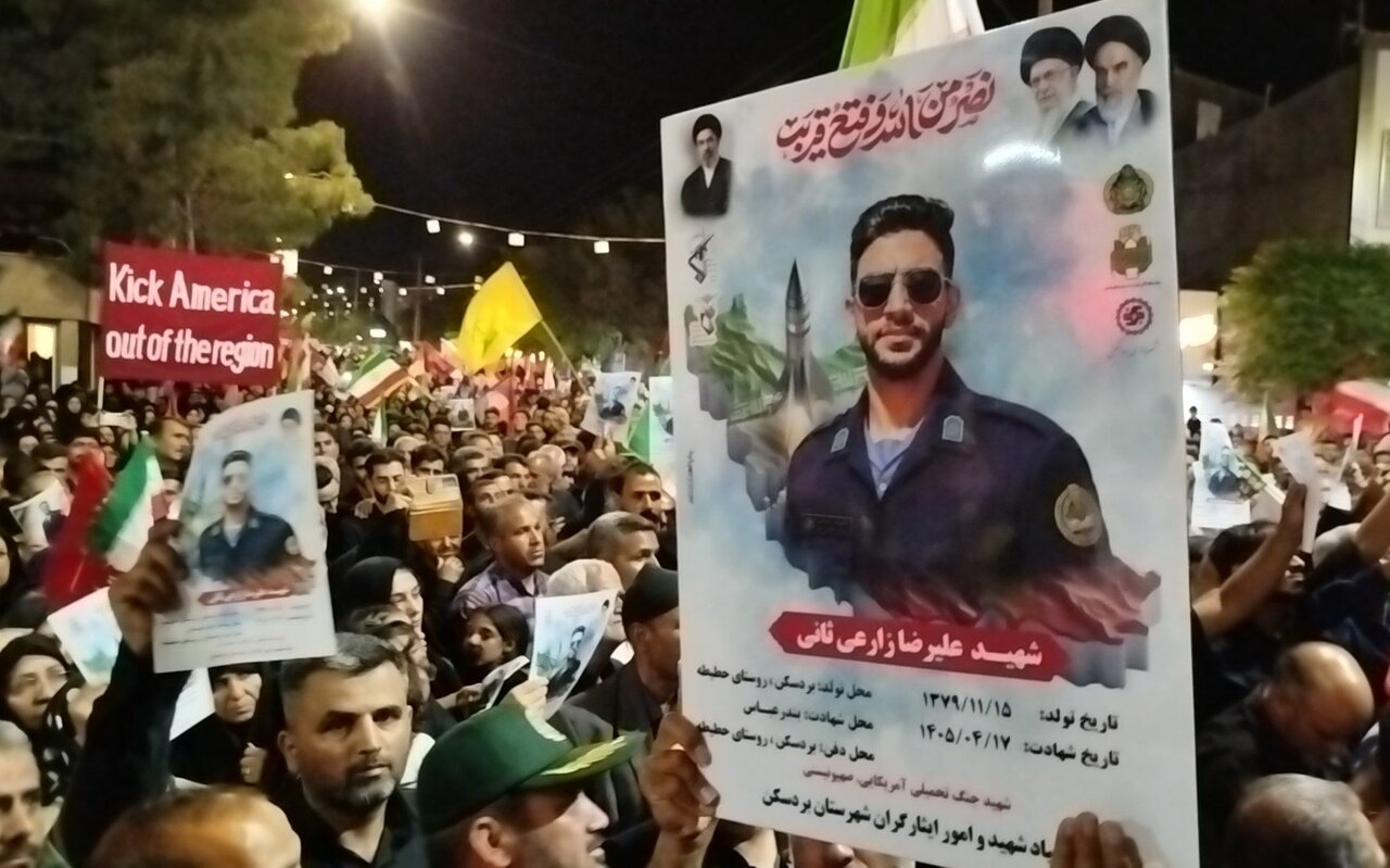 مردم بردسکن در مراسم وداع با شهید علیرضا زارعی ثانی حضور یافتند