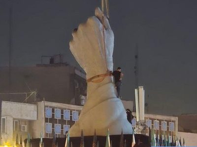 میدان انقلاب با نماد مشت گره کرده تزئین شد