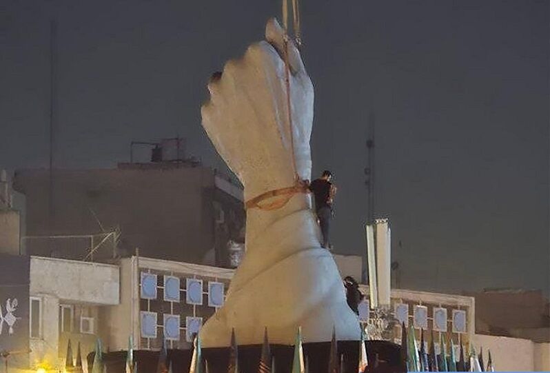 میدان انقلاب با نماد مشت گره کرده تزئین شد