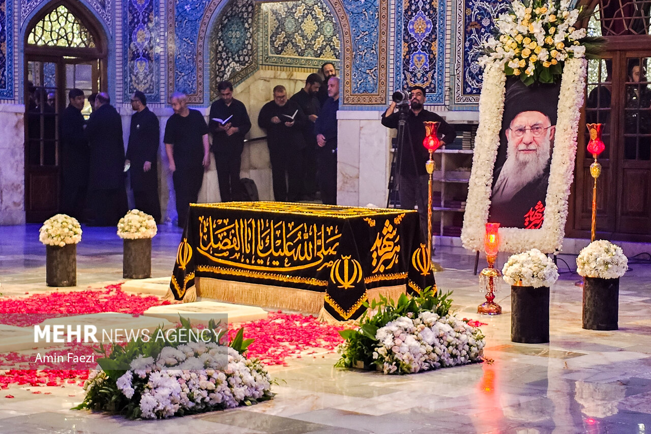 نقش محمد روح‌الامین در تجلیل از رهبر شهید با طراحی روی‌پوش