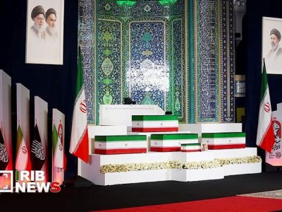 وداع آیت‌الله موحدی کرمانی با پیکر مطهر امام شهید