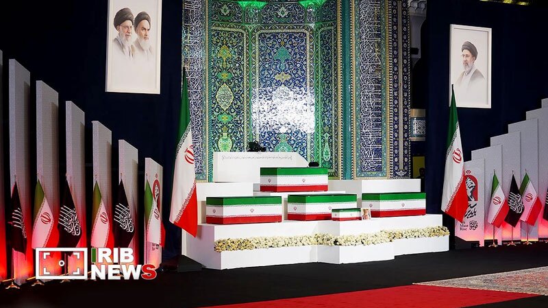 وداع آیت‌الله موحدی کرمانی با پیکر مطهر امام شهید
