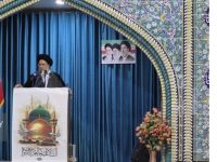 آیت‌الله حسینی: ایران با قدرت در برابر آمریکا ایستاده است