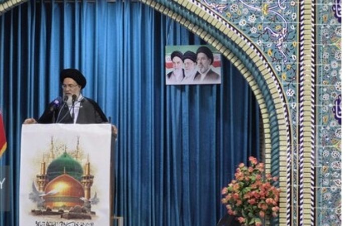 آیت‌الله حسینی: ایران با قدرت در برابر آمریکا ایستاده است