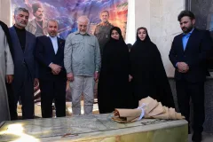 ادای احترام قالیباف به مقام رئیس‌علی دلواری در نجف اشرف