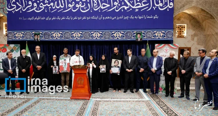 اعطای پرچم ایران به پرچمداران بازی‌های آسیایی ناگویا در حرم رضوی