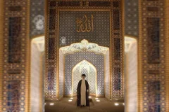 بازنشر تصویر رهبر شهید در محراب صحن صاحب‌الزمان حرم حضرت معصومه(س)