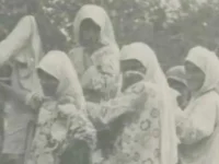 تصاویر تاریخی از برپایی داربست در حیاط خانه‌ای در شمال ایران؛ ثبت لحظه‌ای از دهه ۱۳۱۰