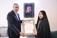 دیدار رئیس سازمان انرژی اتمی با خانواده شهید «فریدون عباسی»