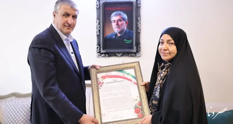 دیدار رئیس سازمان انرژی اتمی با خانواده شهید «فریدون عباسی»