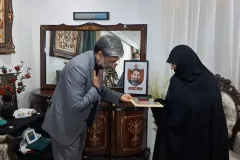 دیدار رئیس‌کل دادگستری تهران با خانواده شهید قناعت‌کار؛ تکریم شهدا اولویت دستگاه قضا