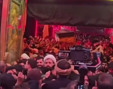 لحظات رسیدن پیکر شهید خامنه‌ای به ضریح  سیدالشهدا