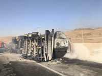 واژگونی تریلی حامل سوخت در محور آرین‌شهر-قاین/ محور مسدود شد