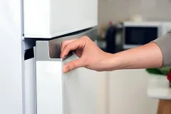برق‌دار شدن بدنه یخچال؛ از علت تا راهکارهای ایمن