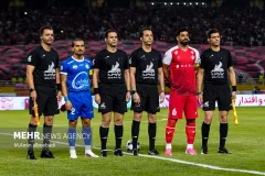 بطری‌باران در دربی ۱۰۷؛ اعتراض پرسپولیسی‌ها به بنیادی‌فرد