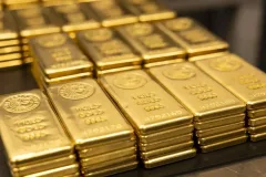 طلای جهانی در مسیر صعودی؛ دلار ضعیف و بدهی ۴۰ تریلیون دلاری حامی فلز زرد