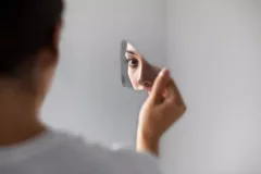 عزت نفس چیست؟ آموزش گام‌به‌گام تقویت عزت نفس و نکات کلیدی