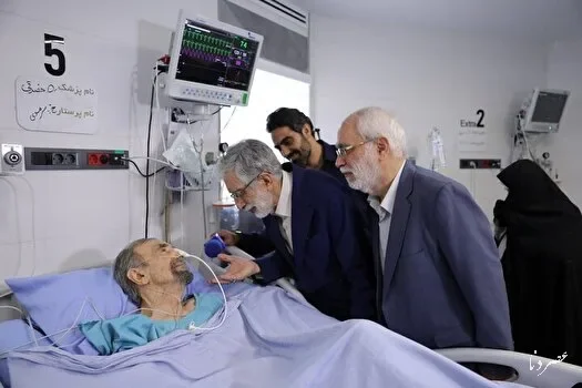 عیادت نمایندگان رهبر انقلاب از موسوی گرمارودی در بیمارستان